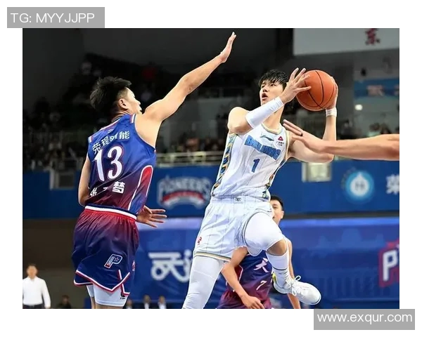 以中锋为核心打造全新战术体系 提升篮球比赛中的进攻与防守效果